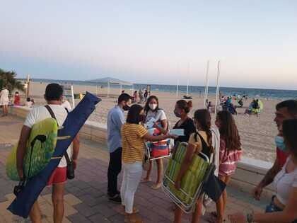 Responsables socialistas reparten mascarillas en el paseo marítimo