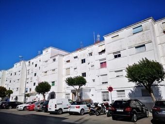 Fachada de un bloque de pisos en Rota