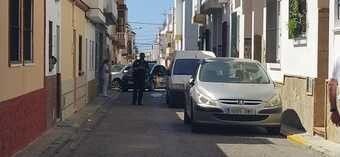 La calle, cortada por agentes de la Policía Nacional