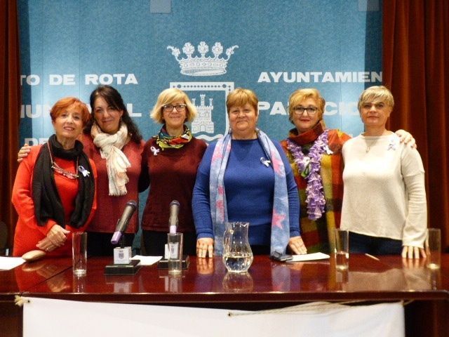 Imagen de archivo de las integrantes de la asociación y feminista, junto a la delegada Esther García