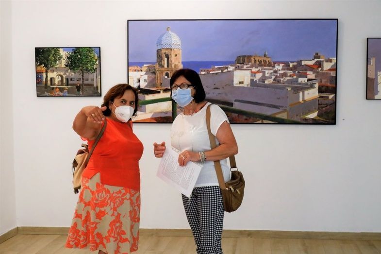 Dos mujeres observan diferentes obras