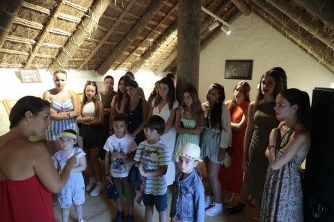 Visita de las damas y pajes.