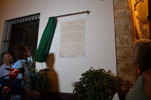 Benjamín Prado destapando el azulejo