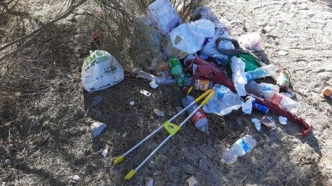 Algunos de los residuos encontrados por la zona