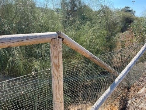 Valla rota en la parcela