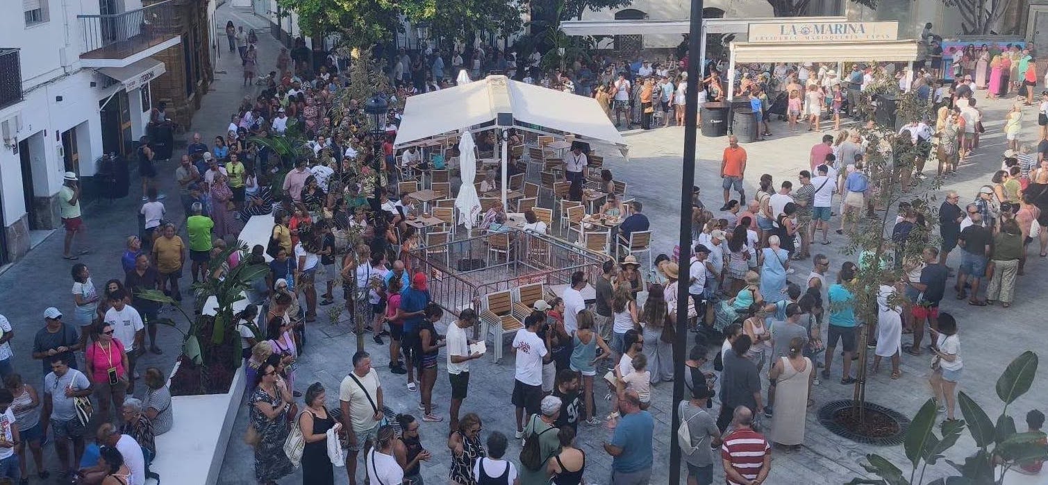 Larga cola en la plaza de Espa&ntilde;a para conseguir las gafas homologadas para el eclipse solar