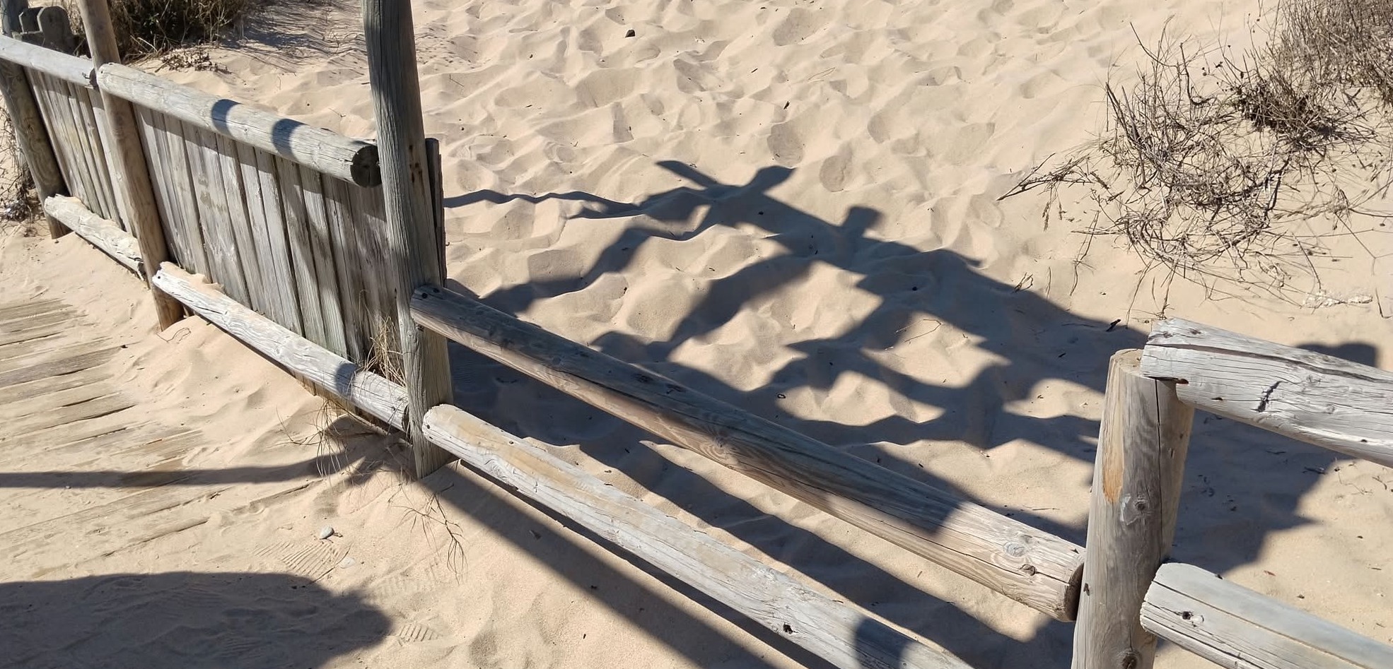 Crece el malestar vecinal por el estado de la bajada a la playa por la zona de La Forestal