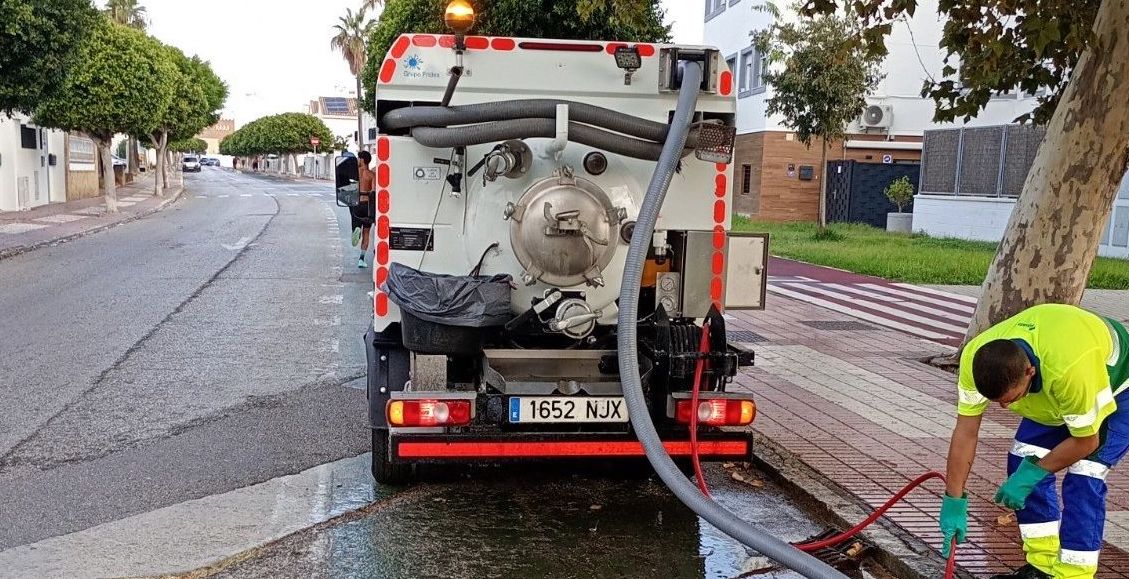 Puesta a punto del alcantarillado en Rota para evitar bolsas de agua con la llegada de las lluvias