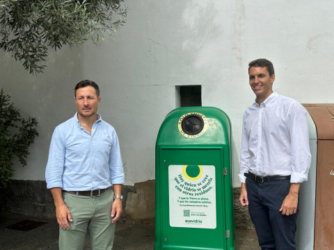 El delegado de Limpieza, José Antonio Medina, junto a Hugo Recio, técnico de gerencia de Ecovidrio