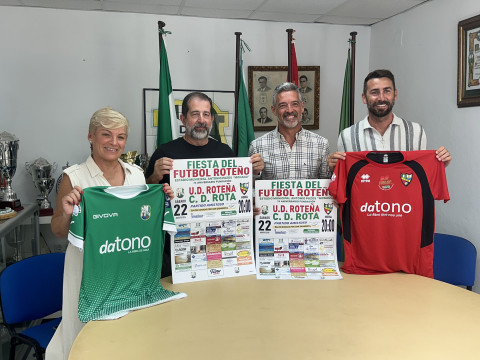 Foto de familia con los representantes de los clubes y del Ayuntamiento