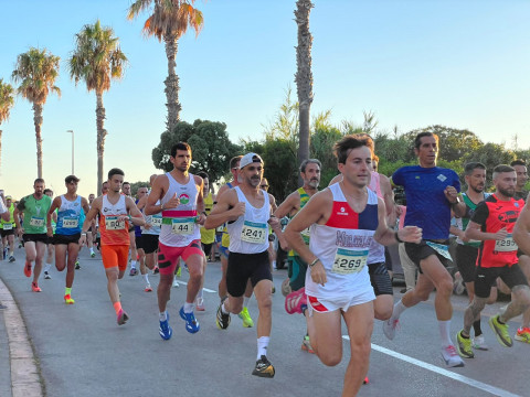 &Eacute;xito de participaci&oacute;n en la VIII Carrera Nocturna Costa Ballena con 400 corredores