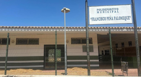 El PP denuncia el cierre del polideportivo de Costa Ballena en pleno verano por el deterioro de sus pistas