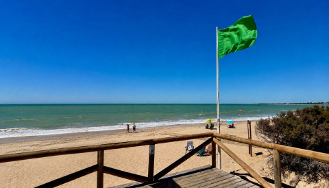 Sanidad levanta la prohibici&oacute;n de ba&ntilde;o en la playa de Punta Candor tras recuperar la calidad de sus aguas