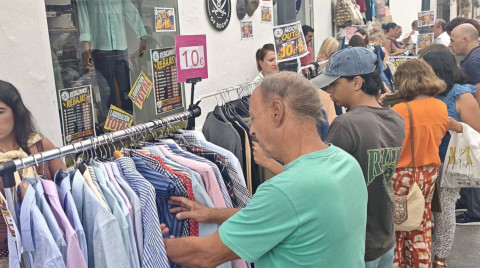 La Noche Outlet llena el centro de Rota como broche de oro al comercio estival
