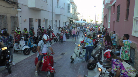 El buen ambiente marc&oacute; la IV Ruta Nocturna "Caribe & Vespa" con m&aacute;s de 120 inscritos
