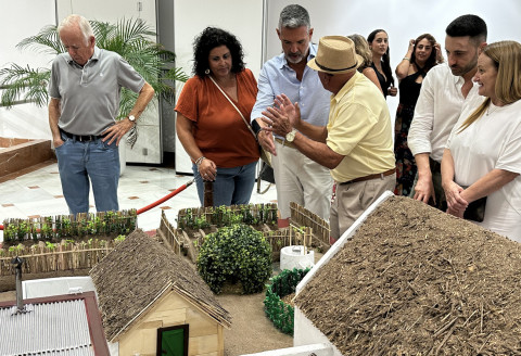 El Castillo de Luna arropa a Antonio Bergalo en la emotiva presentaci&oacute;n de su maqueta sobre La Mayeter&iacute;a