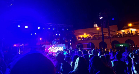 La playa del Chorrillo brilla a todo ne&oacute;n en una multitudinaria noche de fiesta juvenil