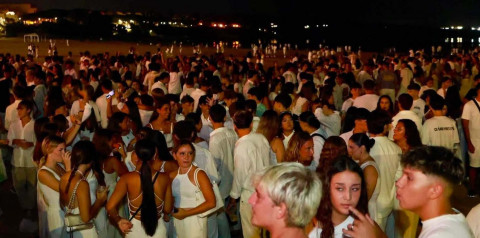La playa del Chorrillo volver&aacute; a acoger este s&aacute;bado una fiesta con DJ tras el &eacute;xito de la cita ibicenca