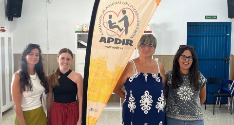 La coordinadora del &Aacute;rea Social de FEGADI COCEMFE visita la sede de APDIR en Rota