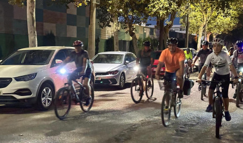 La III Pedalada Nocturna re&uacute;ne a casi una treintena de participantes en una ruta sobre ruedas