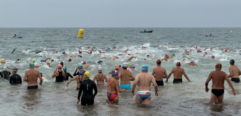 La Traves&iacute;a a Nado 'La Costilla' re&uacute;ne a 315 deportistas en la celebraci&oacute;n de sus tres d&eacute;cadas de historia