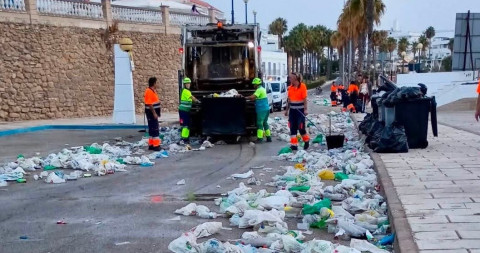 Los servicios de limpieza se despliegan desde primera hora para recuperar la normalidad tras la multitudinaria jornada del s&aacute;bado de la Fiesta de la Urta