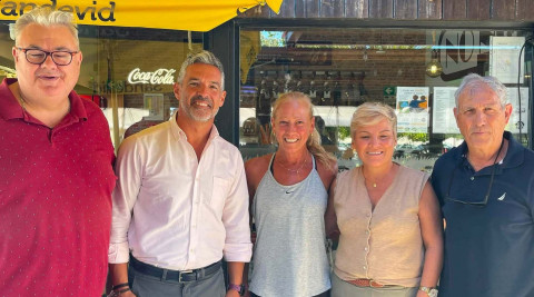 El programa municipal 'Vida Activa' concluye la temporada de verano con una media de 350 usuarios y su tradicional desayuno solidario