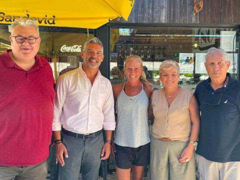 Foto de familia con la delegada de Deportes y el Alcalde