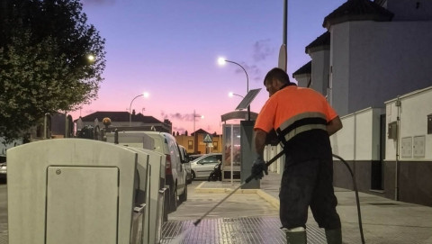 Los servicios municipales intensifican los trabajos de limpieza y baldeo en las calles de Rota