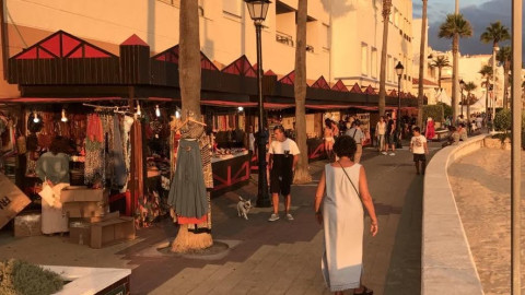 Rote&ntilde;os Unidos pide al Ayuntamiento controlar la legalidad de los mercadillos de verano en Rota y Costa Ballena