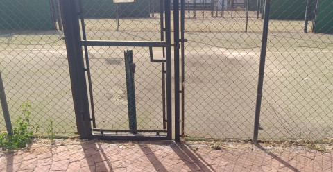 Rote&ntilde;os Unidos exige al alcalde la reparaci&oacute;n y reapertura del polideportivo Francisco Pe&ntilde;a Palomeque en Costa Ballena