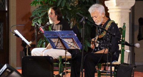 La poes&iacute;a de &Aacute;ngel Garc&iacute;a L&oacute;pez y la m&uacute;sica en directo se citaron el jueves en el Castillo de Luna