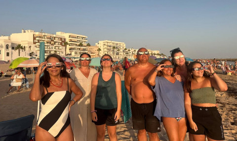 La playa se convirti&oacute; en el mejor mirador para ver el eclipse solar, que no dej&oacute; Rota a oscuras