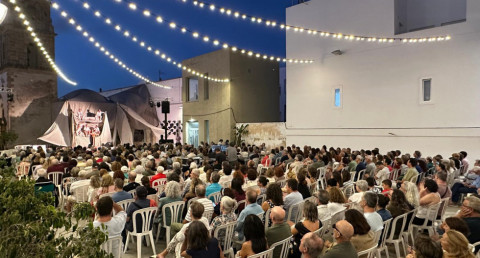 La poes&iacute;a alza la voz contra las guerras en una concurrida XVII Noche de Literatura en la plaza de la Merced