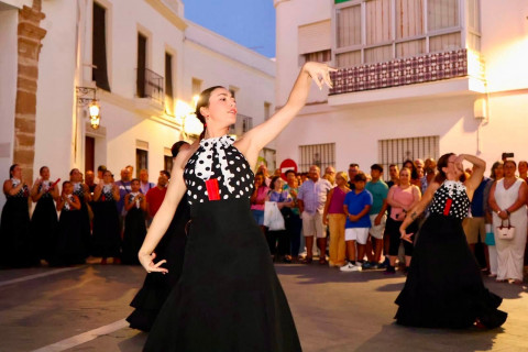 El flashmob flamenco de las alumnas de la bailaroa Roc&iacute;o S&aacute;nchez llen&oacute; de ambiente la plaza de San Roque