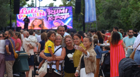 Rota estrena con gran ambiente su Festival Mundial de Foodtrucks con cocina internacional y tributos musicales