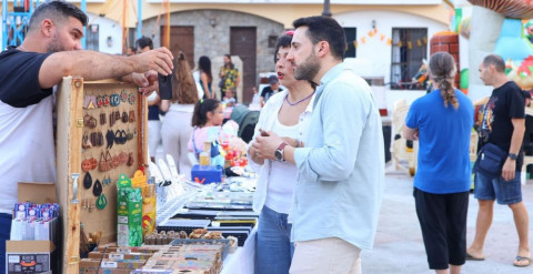 El mercadillo friki ''La Guarida del Kraken'' reuni&oacute; una amplia oferta de productos y p&uacute;blico en la plaza de la Cantera