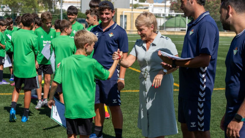 M&aacute;s de 50 j&oacute;venes futbolistas completan el Real Betis Camp dentro de la programaci&oacute;n del Verano Deportivo