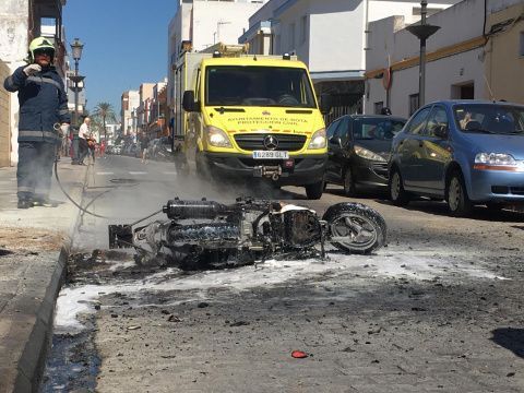 El ciclomotor tras el fuego