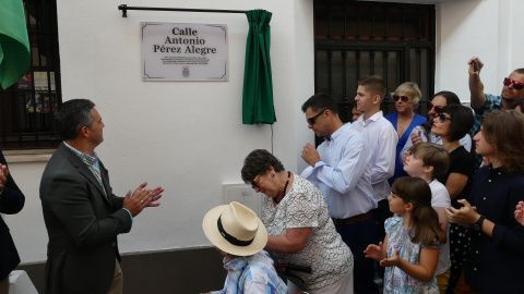 Descubrimiento de la placa con el nombre de Antonio