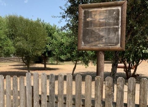 Cartel informativo totalmente borrado