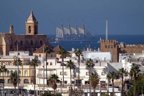 Al fondo el "Juan Sebastián Elcano". Foto: Emilio Durán