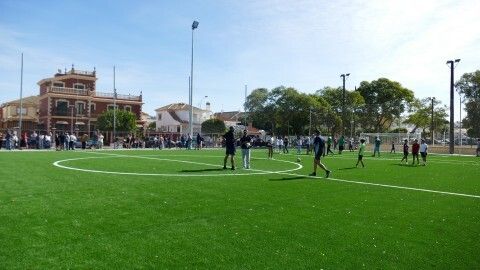 El campo de albero transformado en uno de c&eacute;sped artificial