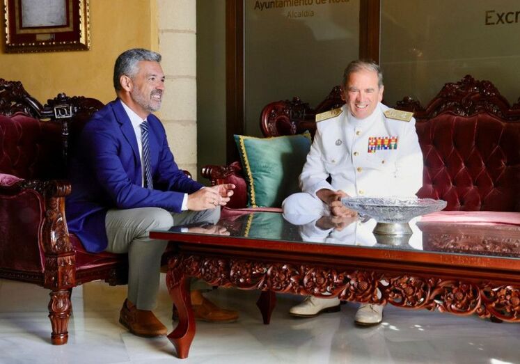 El alcalde de Rota agradece al almirante Díaz del Río su labor en el ...