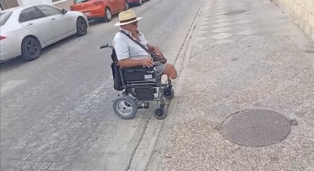 La falta de rebaje en algunos bordillos se convierte en un riesgo para las personas en silla de ruedas
