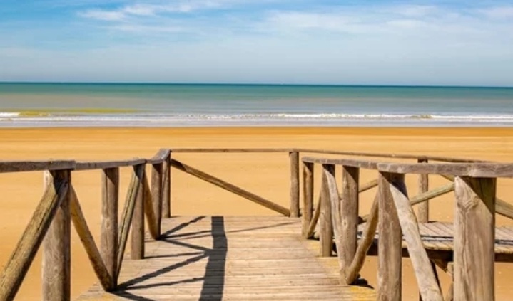 EDDD-Andaluc&iacute;a aborda con el Ayuntamiento la mejora de la accesibilidad en las playas de Rota y Costa Ballena