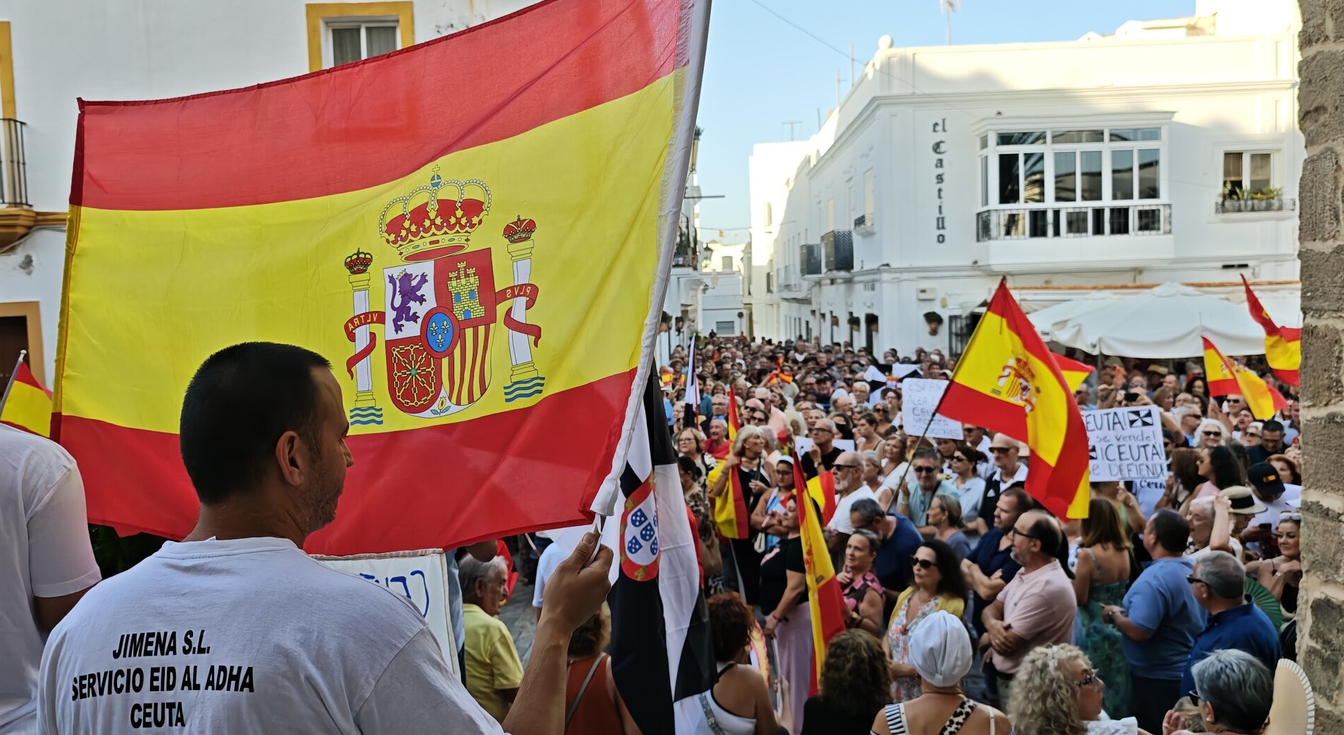 Rota grita su apoyo a Ceuta en una cita apol&iacute;tica que no ha podido evitar insultos a Pedro S&aacute;nchez