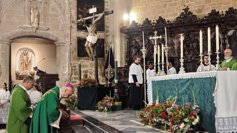 La Veracruz culmina su A&ntilde;o de Gracia y el 300&ordm; aniversario del Cristo con una misa pontifical