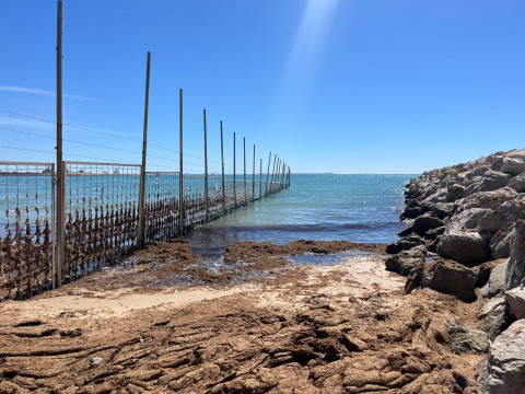 La reubicaci&oacute;n de la valla del espig&oacute;n de la Base Naval "por seguridad y mantenimiento" reducir&aacute; la zona de pesca en Galeones