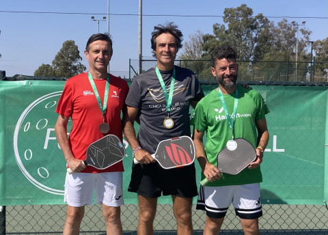 El rote&ntilde;o Miguel Blanco, campe&oacute;n del Master Final de Andaluc&iacute;a de pickleball en su categor&iacute;a
